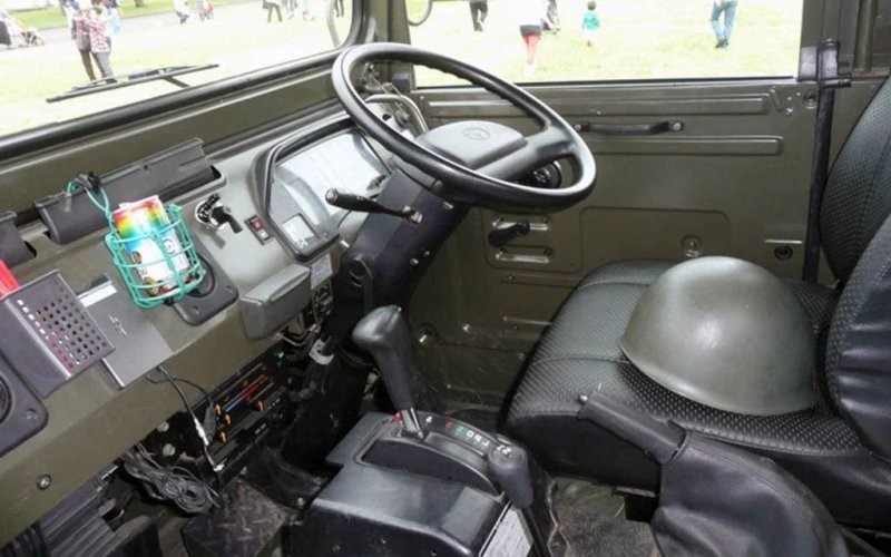 Внутри кабины Type 73 второго поколения. Хорошо заметен рычаг автоматической коробки передач