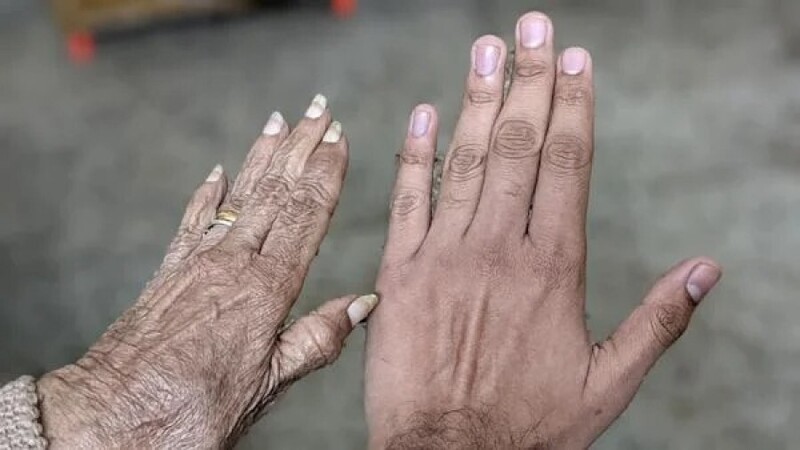 Руки бабушки и внука