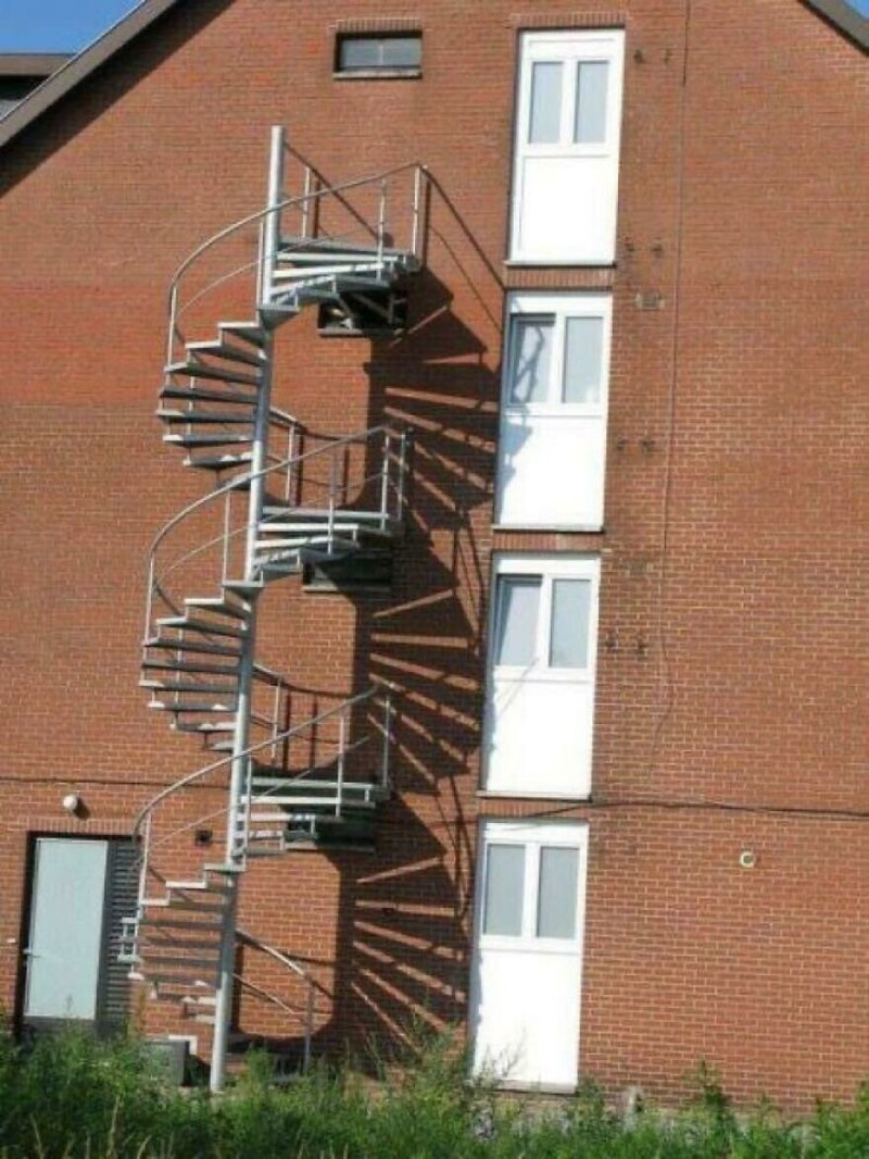 Просто балконы проектировал один человек, а пожарную лестницу - другой