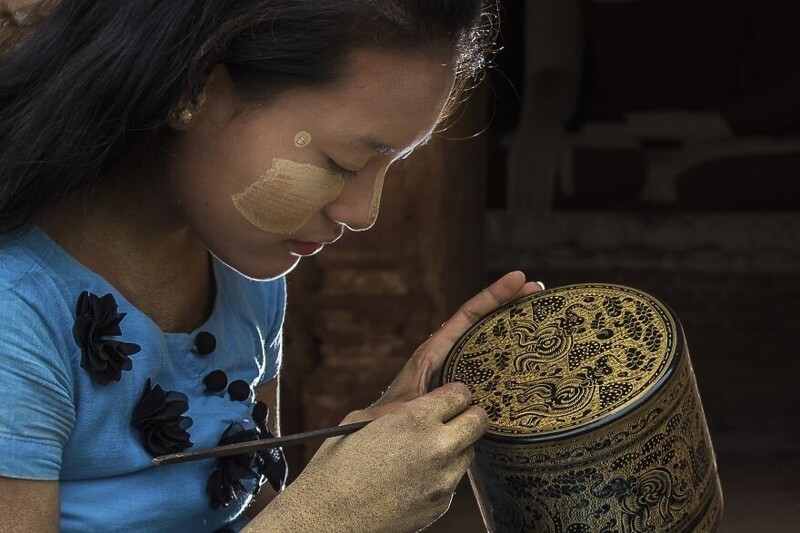 Искусница традиционной лаковой росписи из Мьянмы