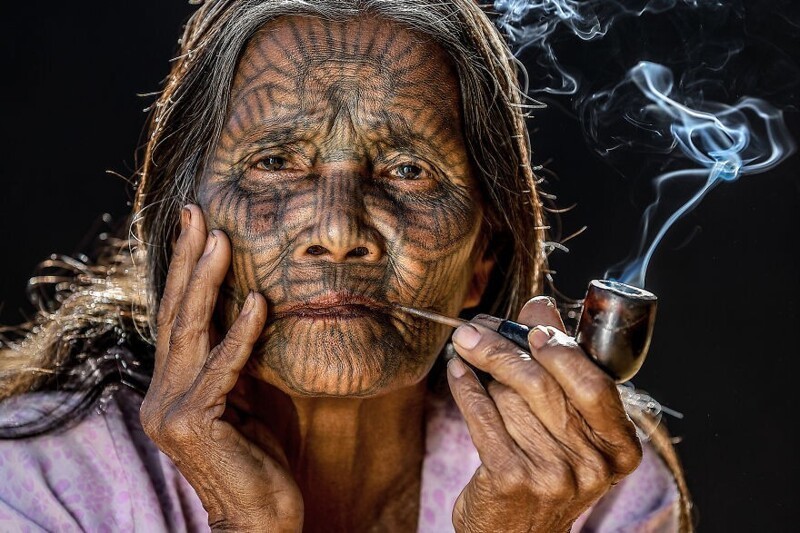 Старуха из племени Чин, живущего на границе Бангладеша и Мьянмы