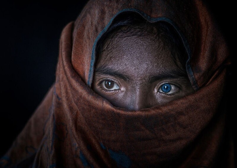 Это Сапа из племени Чампа, она живет в городе Фан Ранг. У всей ее семьи либо голубые, либо карие глаза, а ей достались и те, и другие