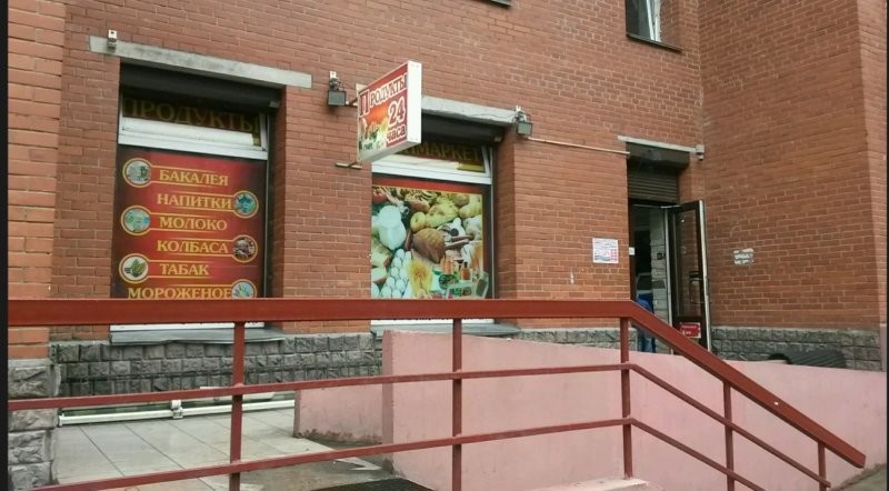 Продавец круглосуточного магазина в Петербурге  напал на девушку, просившую не шуметь по ночам