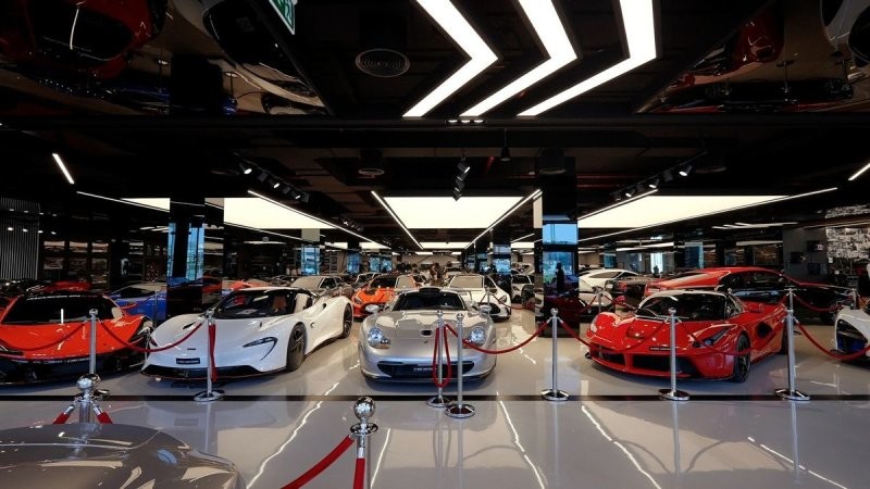 Экзотика на сумму более 100 миллионов долларов: самый дорогой автосалон мира в Дубае