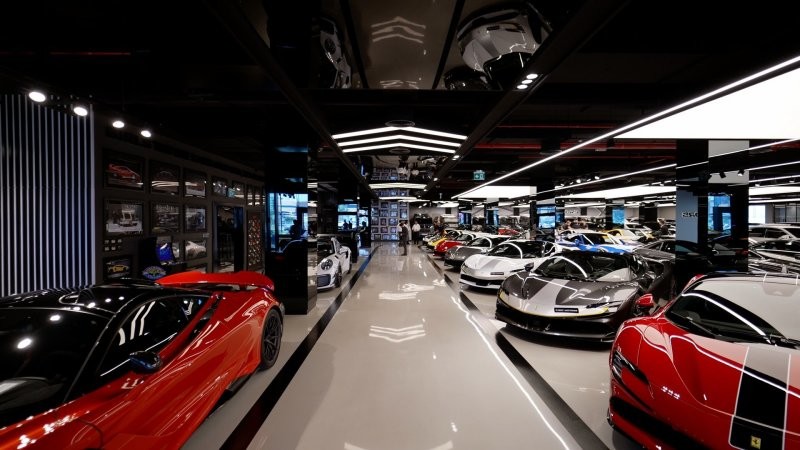 Экзотика на сумму более 100 миллионов долларов: самый дорогой автосалон мира в Дубае
