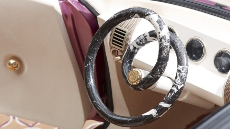 Классический Renault 5 превратили в электромобиль с рулевым колесом из мрамора