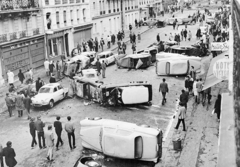Последствия ночных столкновений между студентами и полицией во Франции в 1968 году. 