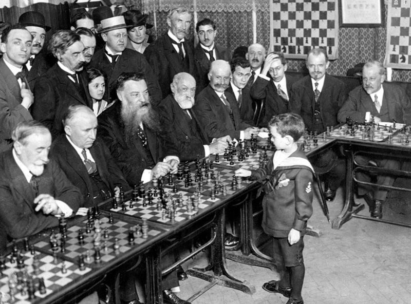 В 1920 году 8-летний Шмуль Жешевский совершил невероятную победу над 20 гроссмейстерами одновременно.