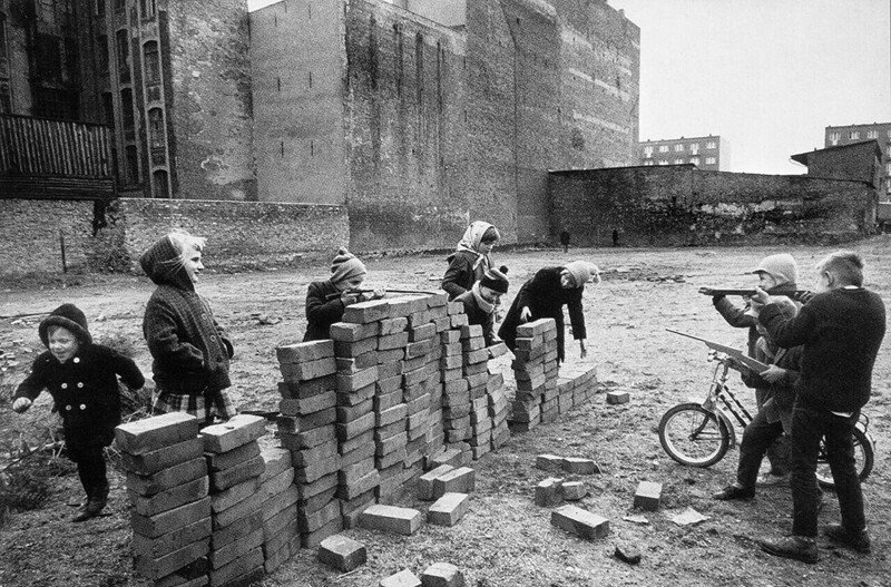 Суровые времена холодной войны. Дети играют в постройку Берлинской стены. Западный Берлин, Германия, 1962 год