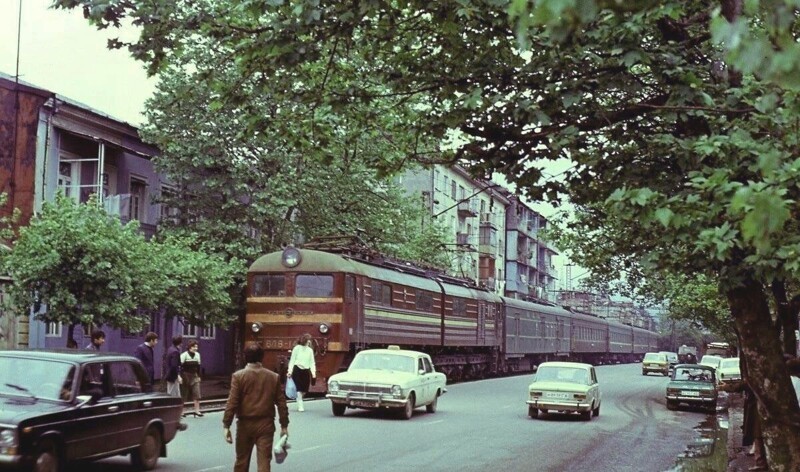Поезд в гopoде Батуми. 1985 год