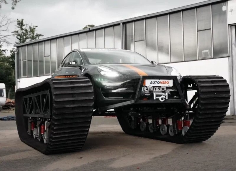 Электромобиль Tesla Model 3 превратили в танк на огромных гусеницах