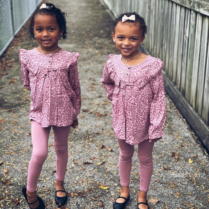 Как сейчас выглядят двухрасовые близнецы, в родство которых никто не верил из-за разного цвета кожи