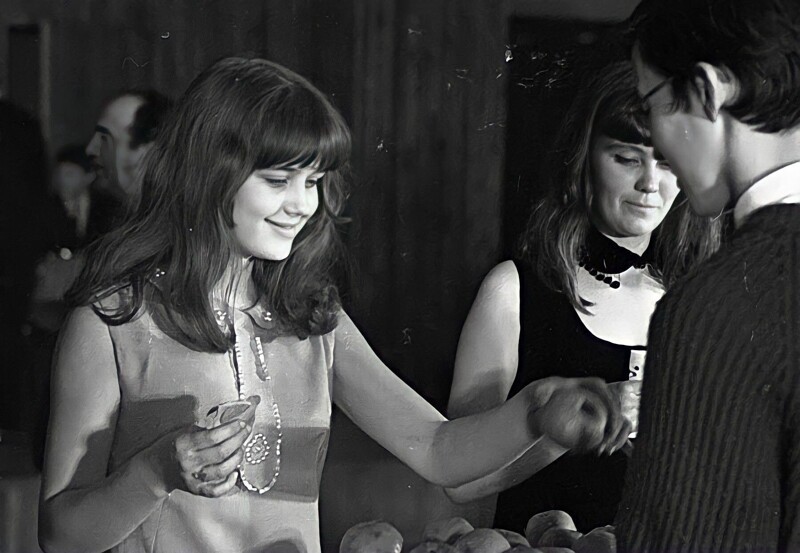 Десятиклассница И.Алфёрова на конкурсе красоты Мисс-Интеграл, в кафе-клубе "Под Интегралом", в Новосибирском Академгородке. 1968 год