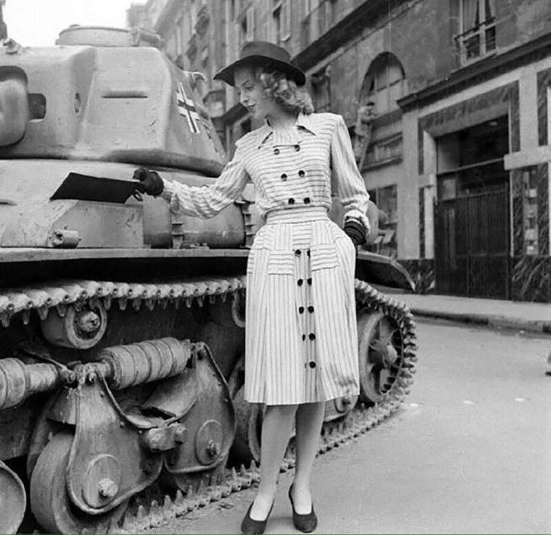 Парижанка позирует на фоне немецкого легкого танка Panzerkampfwagen 35R 731(f) (трофейный французский Renault R35), подбитого во время уличных боев за город в августе 1944 года