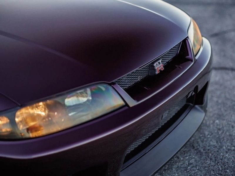 Идеальный Nissan Skyline GT-R R33 с малым пробегом в цвете Midnight Purple