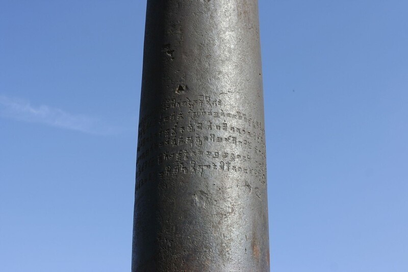 Загадка 1600-летней железной колонны, которая никогда не ржавеет