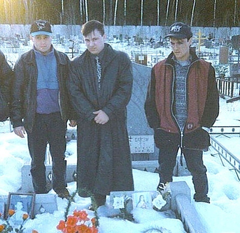 Андрей Разин и Юрий Шатунов на могиле солиста группы «Ласковый май» Миши Сухомлинова, 1994-год