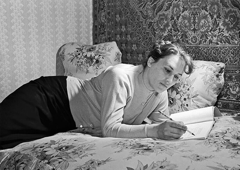 Нонна Мордюкова у себя дома, май 1959 года
