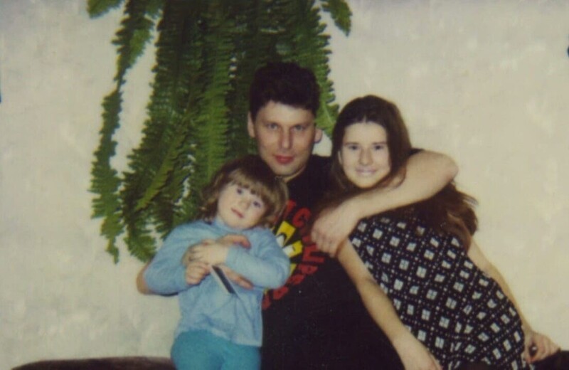 Юрий Хой Клинских со своими дочками, Россия, конец 1990-х