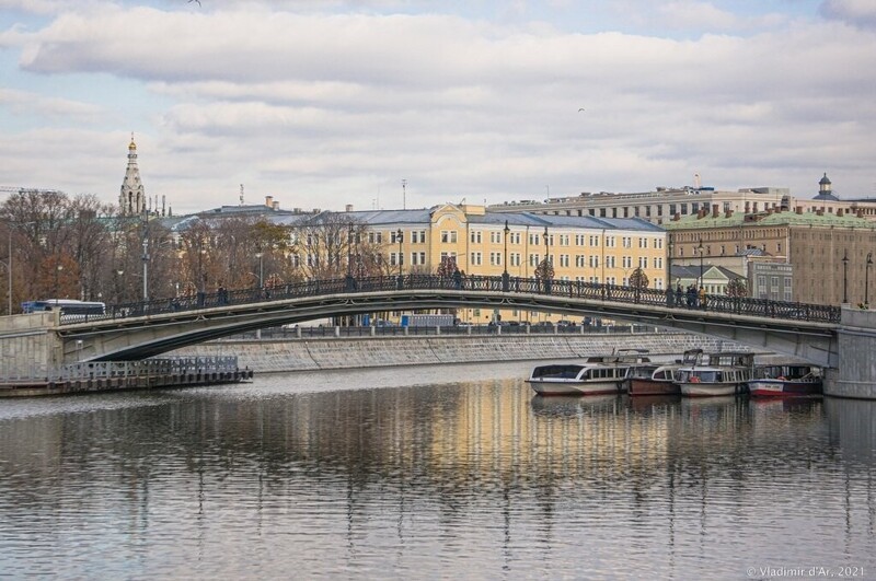 Почему Лужков мост называется именно так