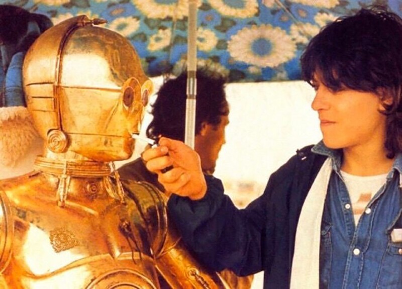 C-3PO (Энтони Дэниелс) на перекуре, 1977 год