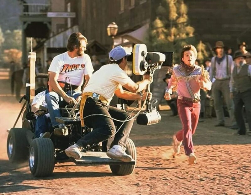 Майкл Джей Фокс за кадром фильма «Назад в будущее III», 1989 год