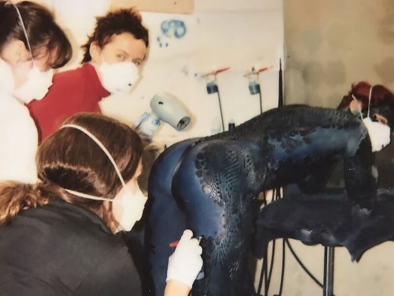 Процесс наложения грима Ребекке Ромейн на съемках фильма «Люди Икс», США, 2000 год