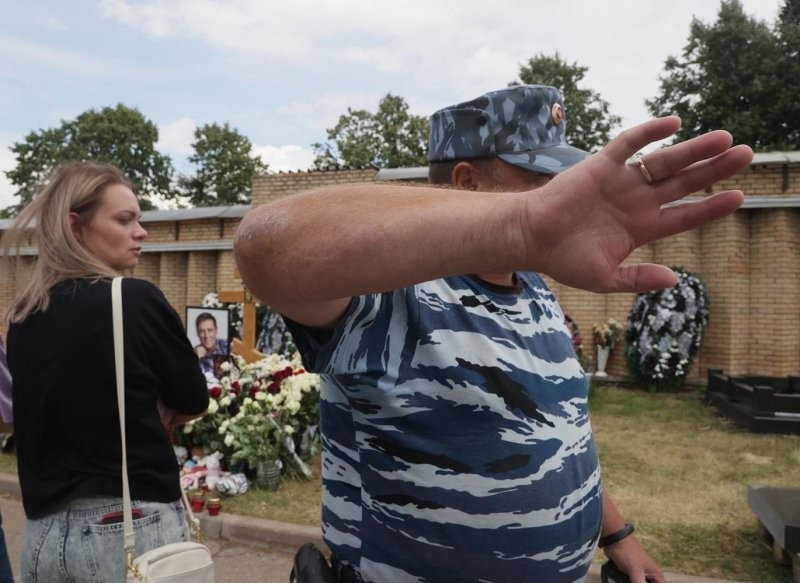 "Бросаются на крест, делают селфи": поклонники ежедневно устраивают на могиле Шатунова дискотеку