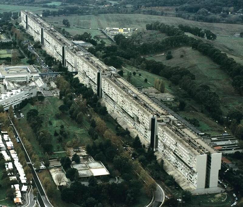 Корвиале, Рим, одно из самых длинных жилых зданий, длиной 1 километр, в котором проживало около 8000 человек (1970-е годы). Здание построено изолированным, и являлось социальным экспериментом. Там есть магазины, услуги и медицинские учреждения