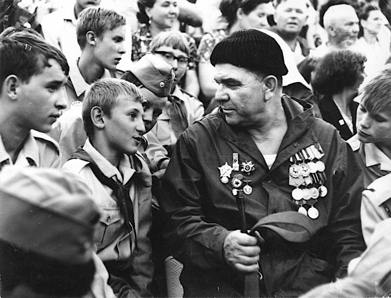 Пионеры на встрече с партизаном С. Я. Становским, в годы войны освобождавшим Крым 1970е