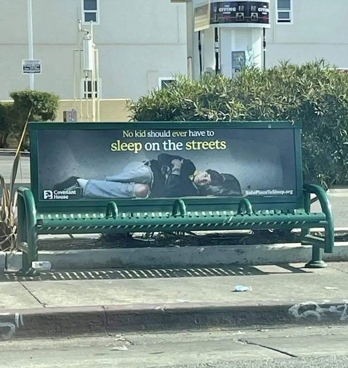2. Социальная реклама "Дети не должны спать на улицах" на скамейке, на которой нельзя лечь