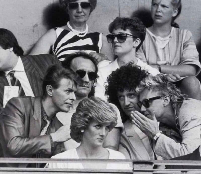 Дэвид Боуи, Брайан Мэй и Роджер Тейлор сидят за принцессой Дианой, 1985 год