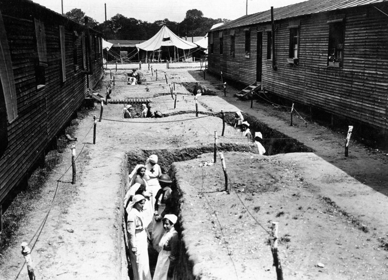 Медсестры прячутся в окопах между больничными палатами, Франция. 1918 год
