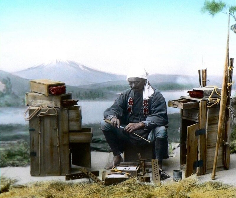 Бродячий торговец табачными трубками эпохи Мейдзи. Фотография Т.Энами. Япония. 1890 год