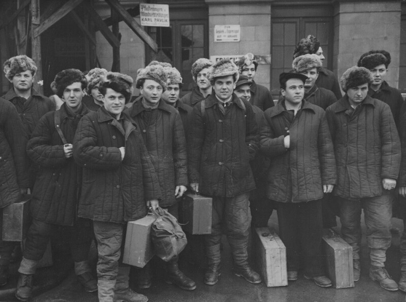 Группа бывших итальянских военнопленных на улицах Вены, на пути домой из СССР. 1950 год