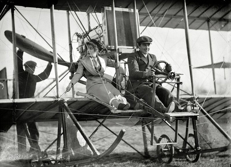 Синьорита Lenore Riviero и Antony Jannus перед вылетом. Вашингтон, округ Колумбия, 1911 год.  Через несколько месяцев Тони Джанус разобьется на своем аэроплане.