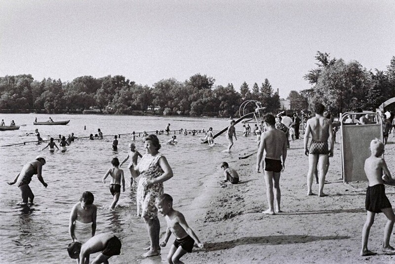 Детский пляж в Колпино, 1969 – 1970 гг.  СССР. Ленинград. Фотограф Борис Фертов.