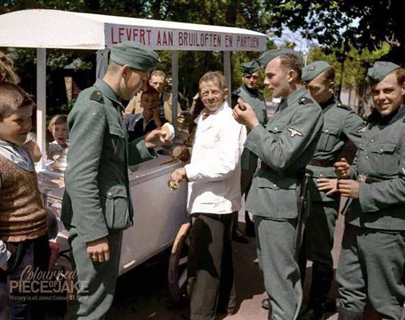 Военнослужащие Вермахта в очереди за мороженым в только что завоеванной Голландии. 1940 год