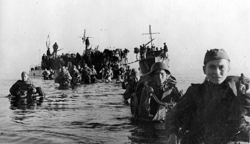 Бойцы подразделения старшего лейтенанта Горбунова высаживаются на остров Сааремаа (Эстония) 14 октября 1944 г.