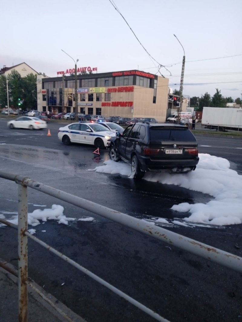 Авария дня. Жёсткое столкновение на перекрёстке в Петрозаводске
