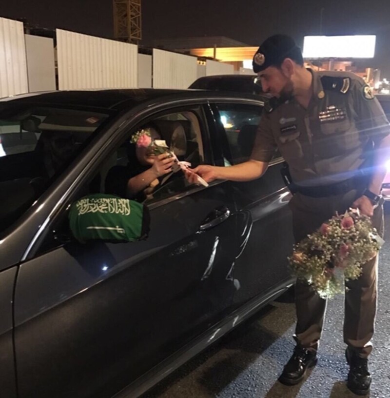 Дорожная полиция Саудовской Аравии дарит цветы женщинам, которые впервые сели за руль