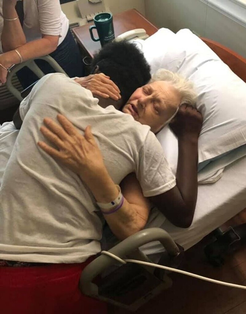 Медбрат успокаивает пожилых пациентов в больнице