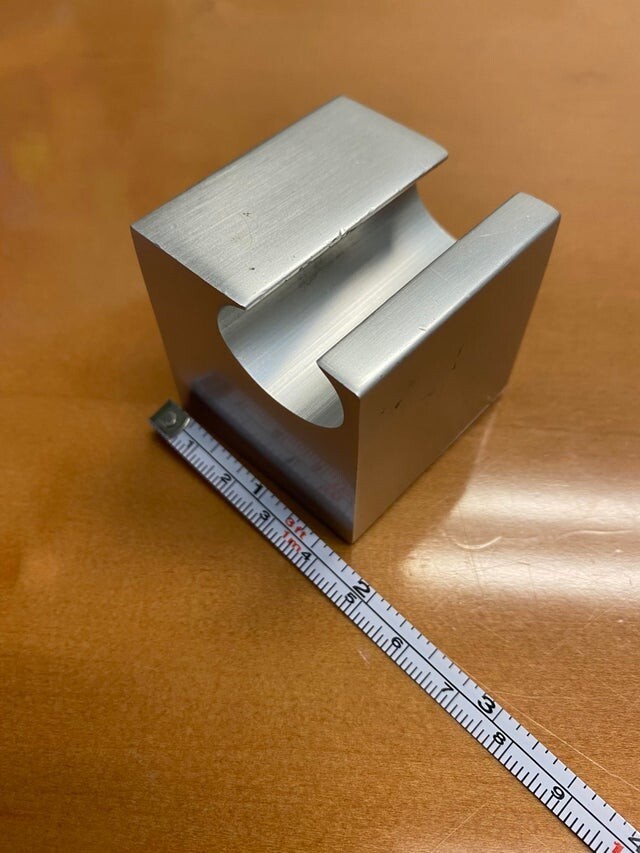 Металлический куб с овальной прорезью
