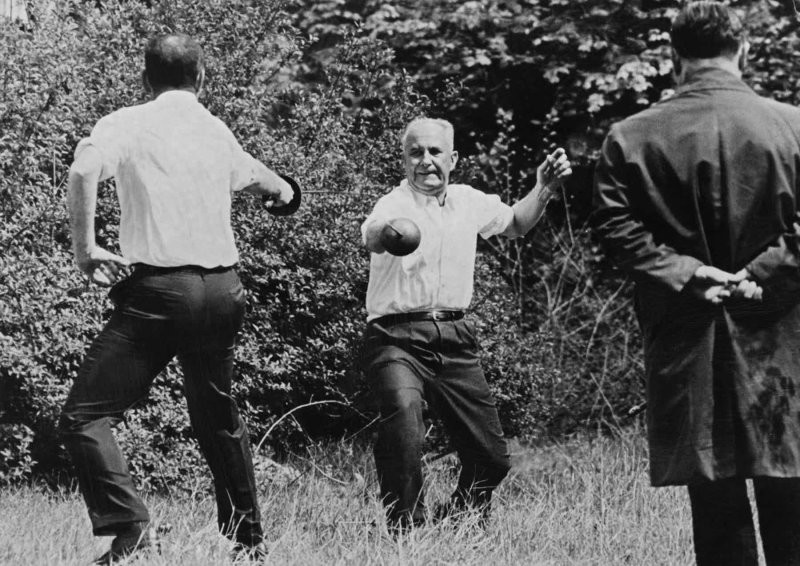Последняя дуэль на шпагах в истории между двумя французскими политиками Гастоном Деффером и Рене Рибьером в 1967 году.