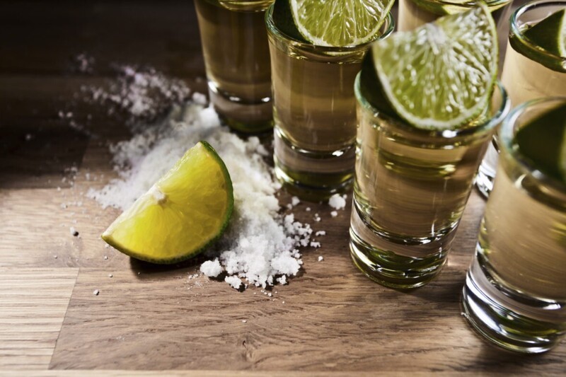 Как научиться правильно пить текилу с солью и лаймом?