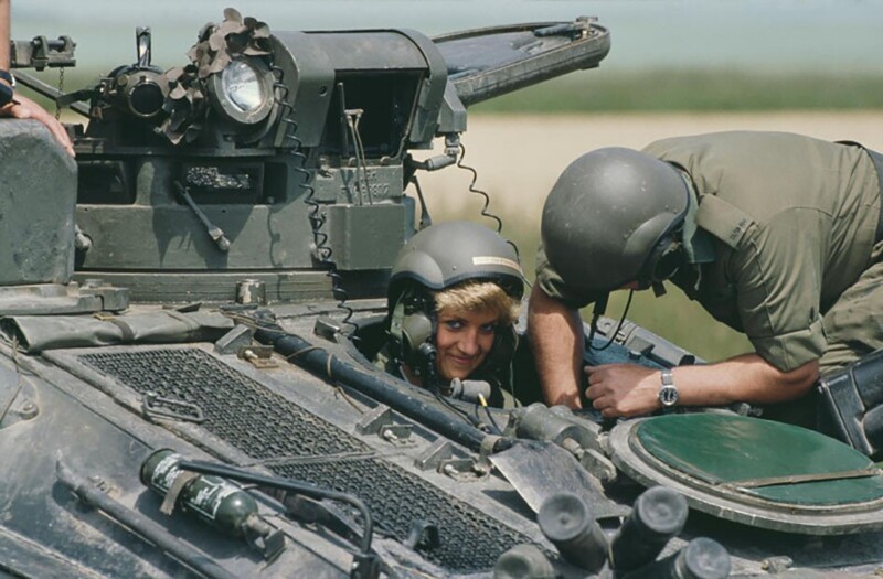 Принцесса Диана за рулем бронетранспортера во время маневров с Королевским Хэмпширским полком, 1988 год