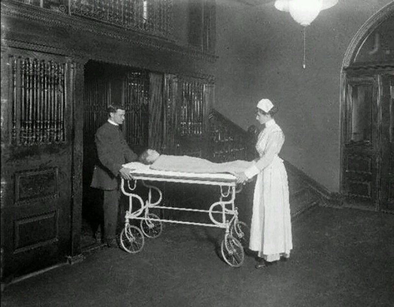 Мальчика, впавшего в диабетическую кому, перевозят в «зал ожидания», место, где родственники могут быть с ним в его последние минуты, 1920-е годы.