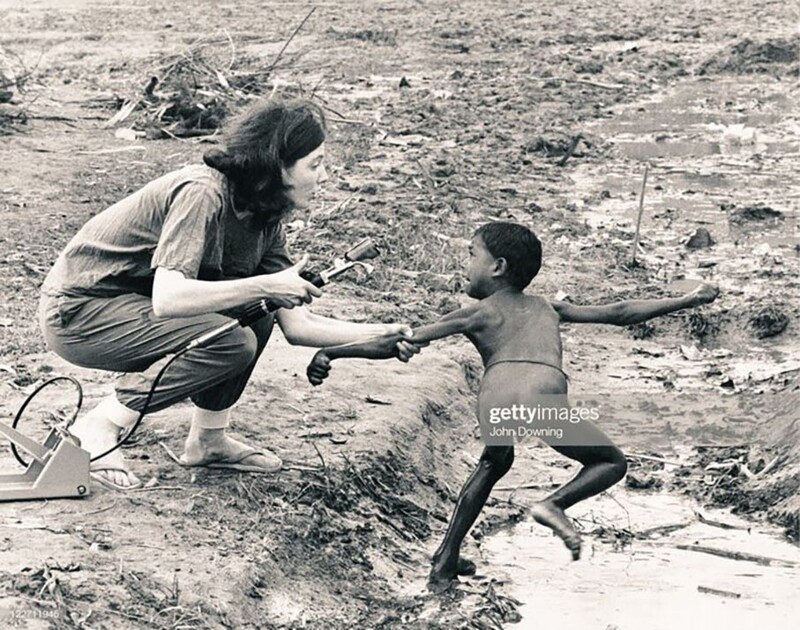 Маленький мальчик, боящийся вакцинации против холеры в лагере беженцев за пределами Калькутты, Индия, 1971 год
