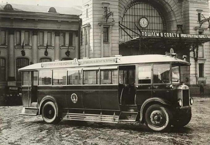 Автобус «Лейланд» у Белорусского вокзала. Неизвестный автор, 1930-е, г. Москва