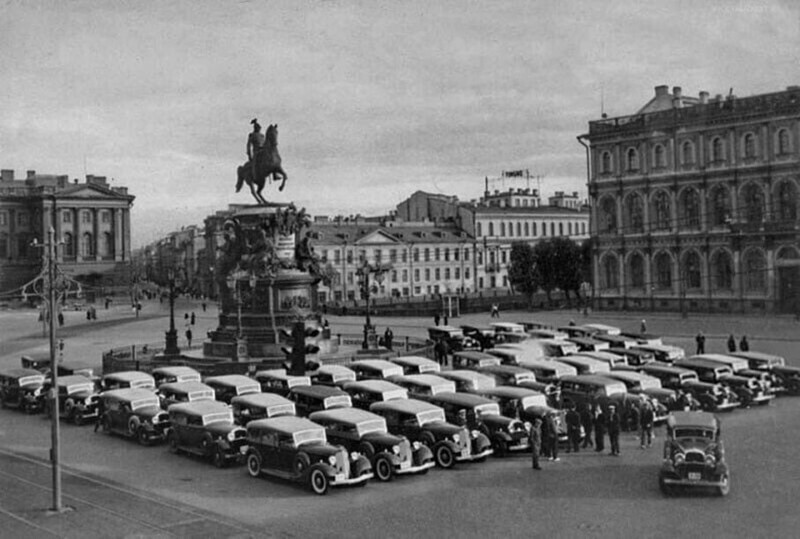 СССР закупил партию автомобилей "Линкольн" для иностранных туристов. Ленинград, 1933 год